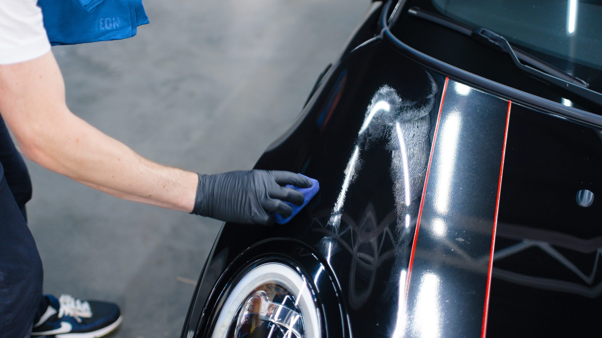 Keramikversiegelung wird mit einem Applikator auf die Motorhaube aufgetragen