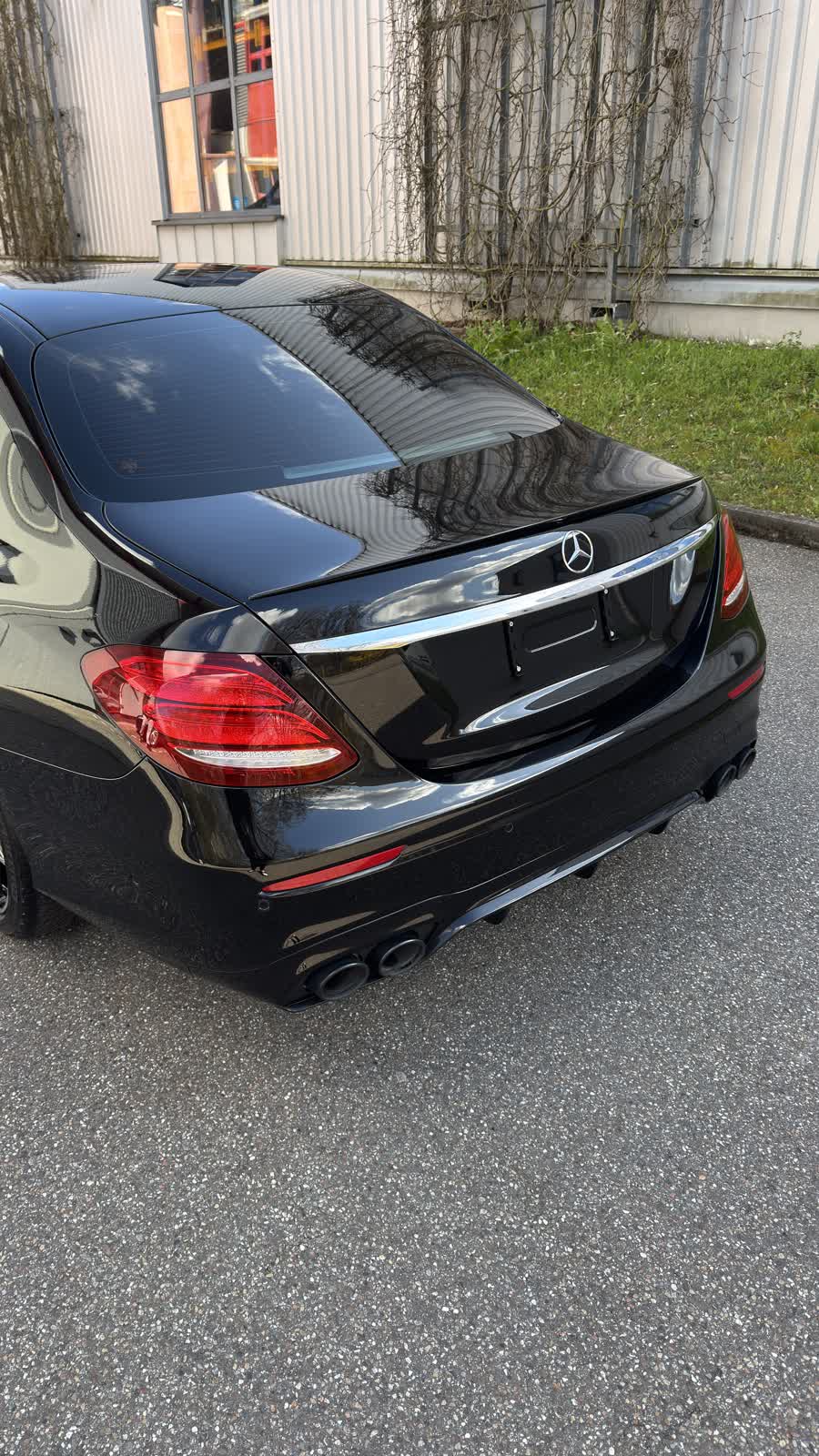 Heckpartie eines schwarzen Mercedes AMG nach der Folierung