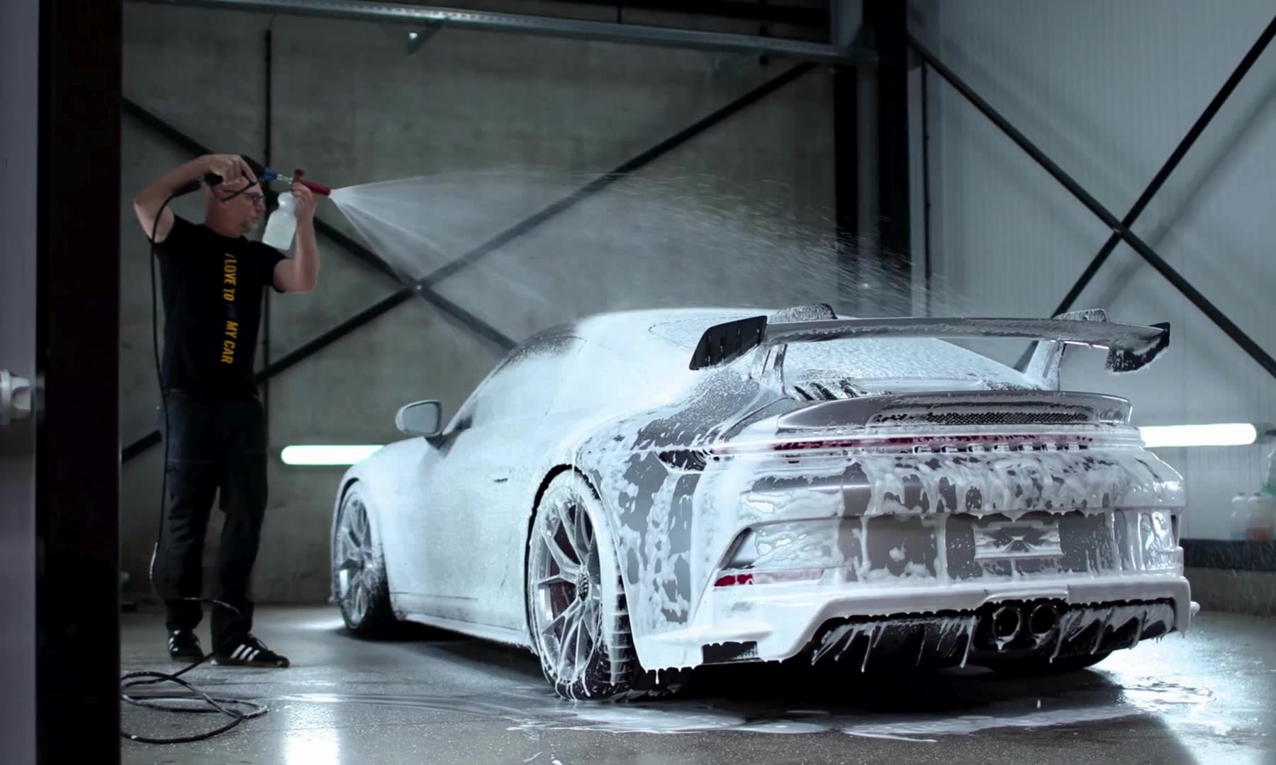 Porsche 911 GT3 mit Snow Foam bei der schonenden Handwäsche