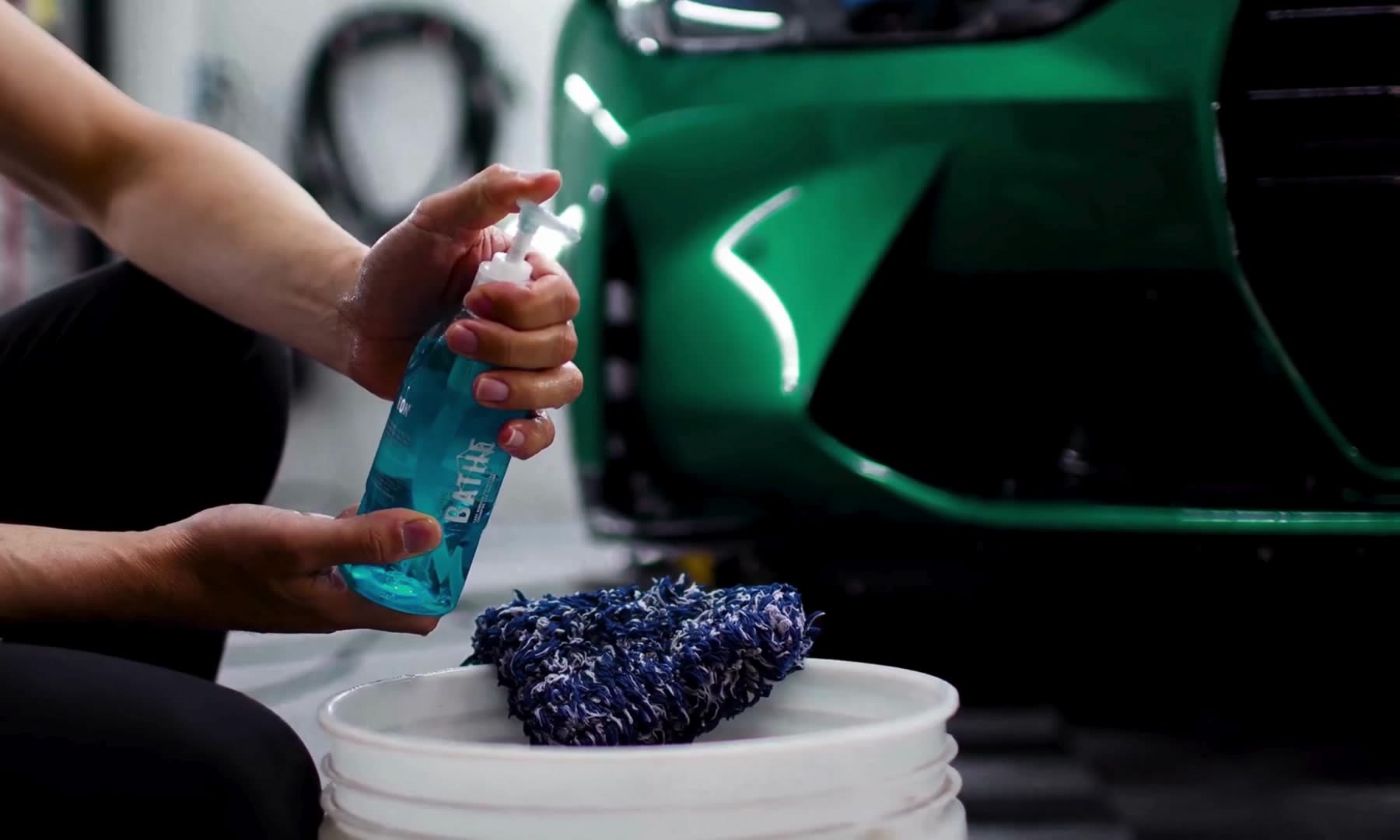 GYEON-Shampoo wird in den Wascheimer dosiert