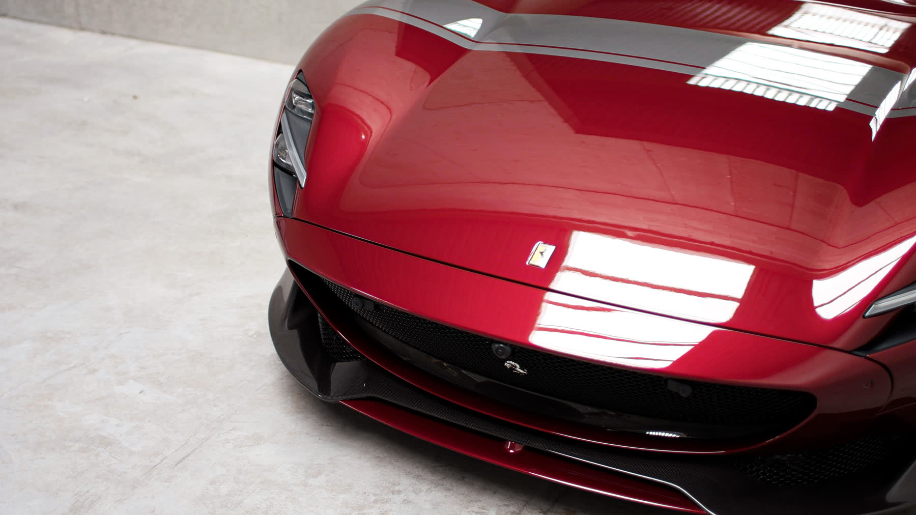 Frontpartie eines Ferrari mit Lackschutzfolie, Studioaufnahme